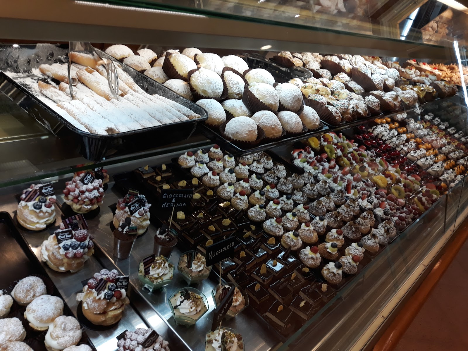 La vetrina di pasticceria dell'Oasi Bar, ricca di sfoglie, cannoli e mignon