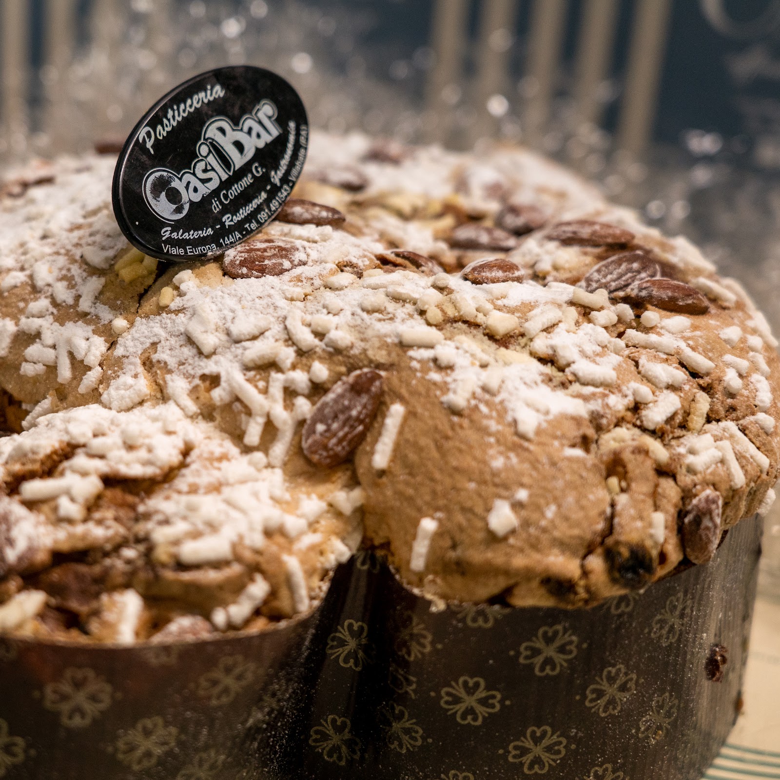 Dettaglio di un dolce Oasi Bar, con l'etichetta storica del laboratorio